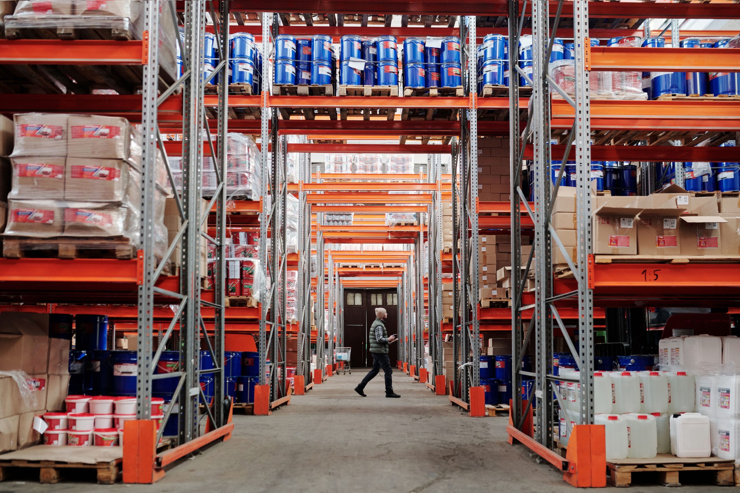 Comparing warehouse capacity and storage space at a 3PL