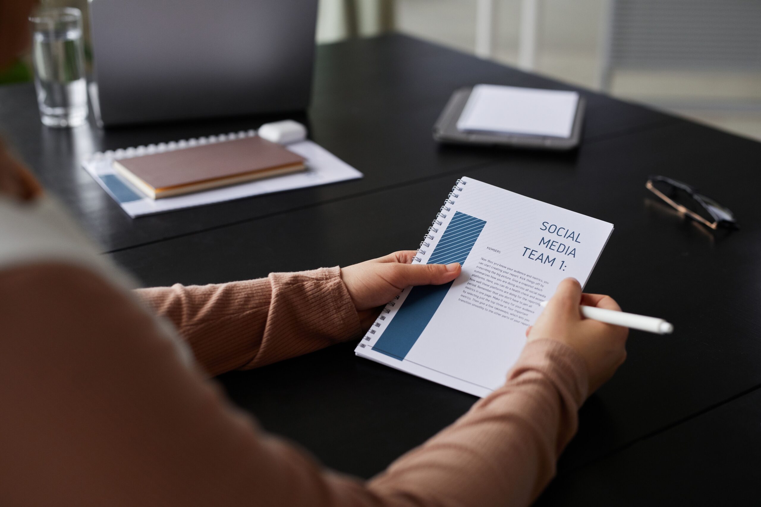 Handling comments and messages within an agreed response time